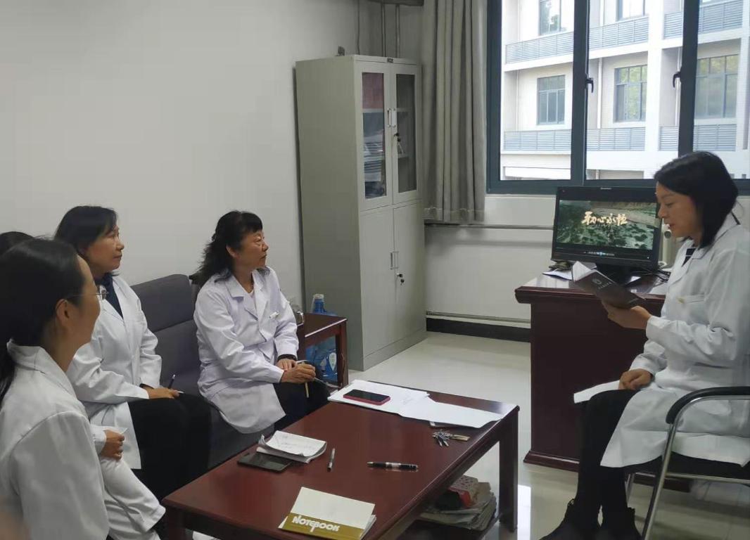 迟俊霞书记首先带领大家学习张福清同志的先进事迹